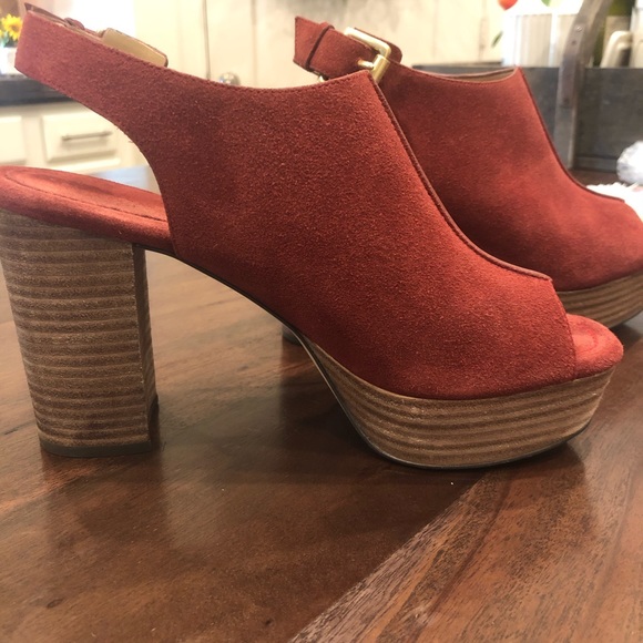 Micheal Kors Suede platform heels. Size 7 1/2 - Picture 2 of 4